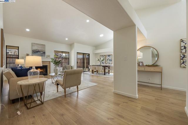 1023 Snowgoose Ln, Manteca CA: https://media.crmls.org/mediaz/2f3e6196-0a59-4078-80ef-cbf3cd0d81f0.jpg