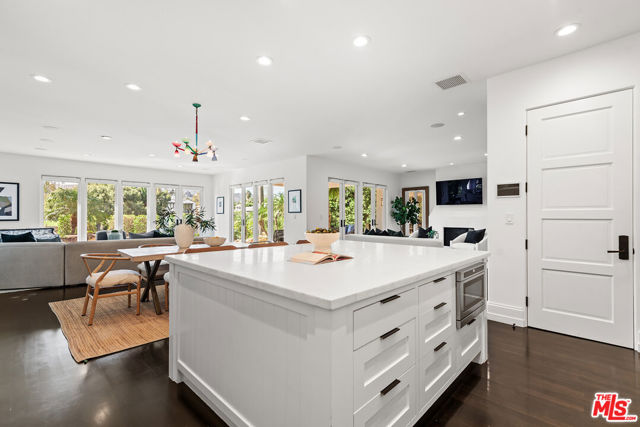 9928 Toluca Lake Avenue, Toluca Lake CA: https://media.crmls.org/mediaz/2f3fbbde-5c14-4ead-9cb3-c900d4511838.jpg