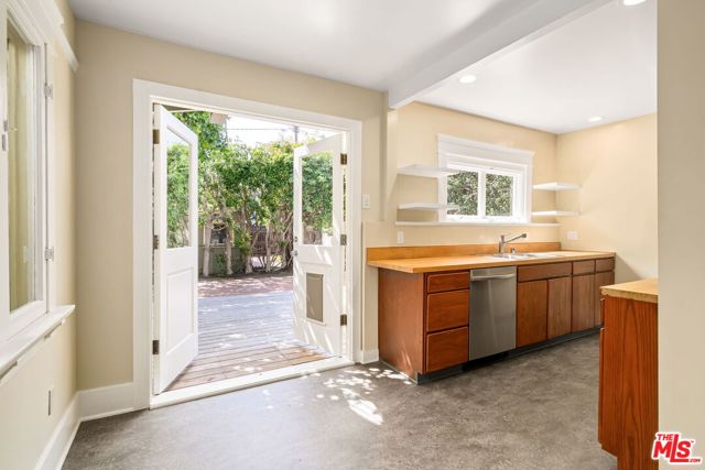839 Milwood Avenue, Venice CA: https://media.crmls.org/mediaz/2f401d2e-7e34-488a-b9dc-d39e769924b6.jpg