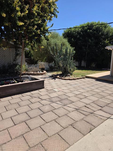 7748 De Soto Avenue, Canoga Park CA: https://media.crmls.org/mediaz/2f40f715-0bcd-4548-a854-4292167d0b32.jpg