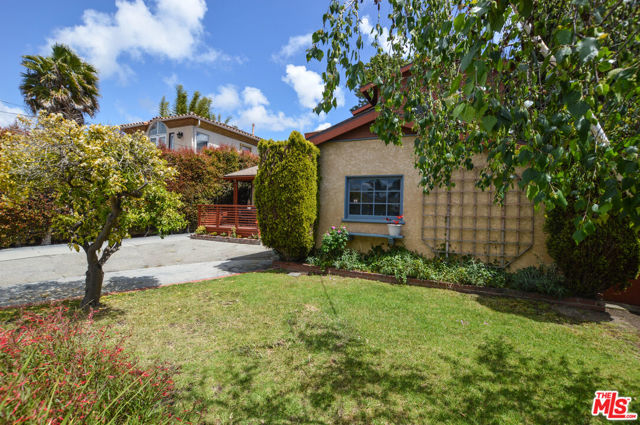11136 Lucerne Avenue, Culver City CA: https://media.crmls.org/mediaz/2f41211f-df6d-4ab1-93fa-23ca08ca41bf.jpg