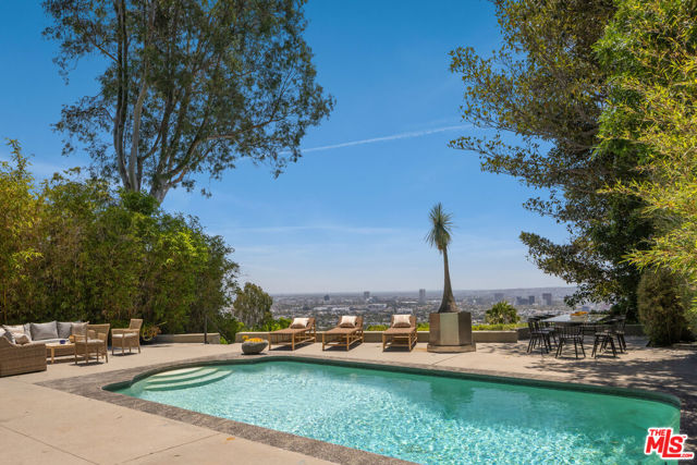 8540 Hedges Way, Los Angeles CA: https://media.crmls.org/mediaz/2f413998-b8c3-461d-89bf-d53e30765a1e.jpg
