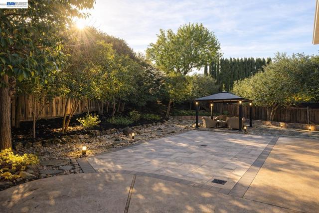 11593 Ladera Ct, Dublin CA: https://media.crmls.org/mediaz/2f41b9c9-1cac-4e17-a856-265345da4076.jpg