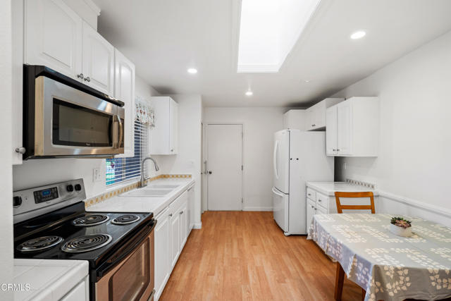 11225 Village 11, Camarillo CA: https://media.crmls.org/mediaz/2f42ba64-e51f-4277-8a7a-79bc87921474.jpg