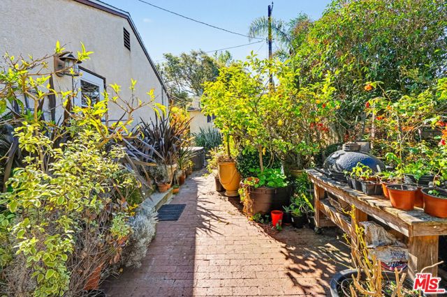 1314 Palms Boulevard, Venice CA: https://media.crmls.org/mediaz/2f42cd51-6aa3-435b-b309-b7b87b90905d.jpg