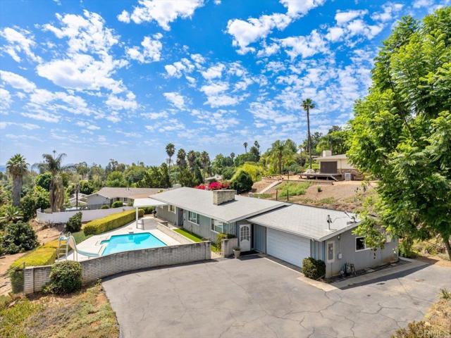 Detail Gallery Image 2 of 45 For 1569 Robyn Rd, Escondido,  CA 92025 - 4 Beds | 2/1 Baths