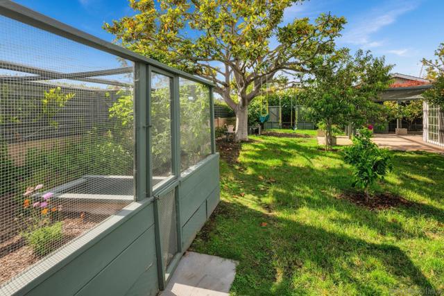 8590 Cliffridge Ave, La Jolla CA: https://media.crmls.org/mediaz/2f43f422-2ee2-4d35-8dc2-080a29ee4751.jpg