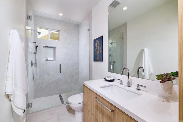 Detail Gallery Image 11 of 30 For 3901 Haines, San Diego,  CA 92109 - 5 Beds | 5 Baths