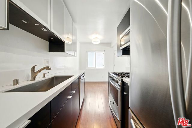 510 Pacific Avenue, Venice CA: https://media.crmls.org/mediaz/2f4473e0-a00a-49c2-8d9f-9f27fbc51c26.jpg