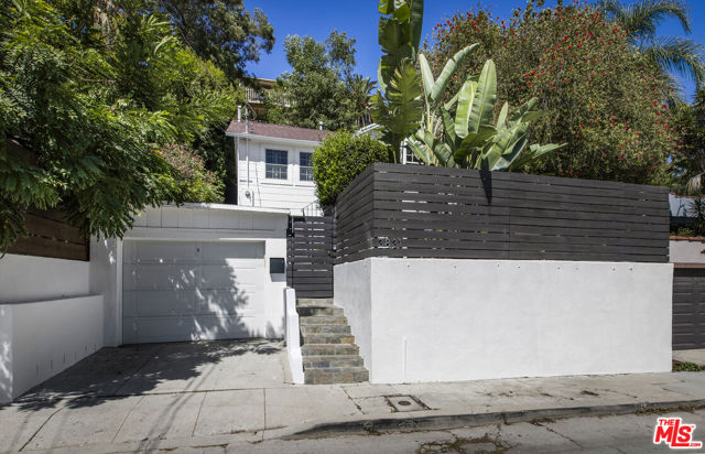 3831 Fernwood Avenue, Los Angeles CA: https://media.crmls.org/mediaz/2f4511fa-b0b0-4d5d-a260-c7822bdf926d.jpg