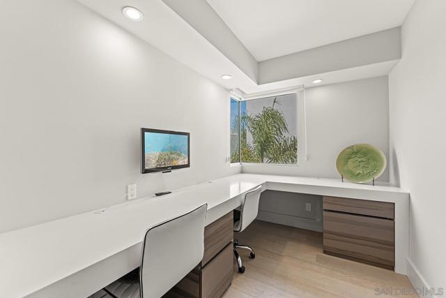 5 Spinnaker Way, Coronado CA: https://media.crmls.org/mediaz/2f45982a-f1d8-4d4f-b19f-49c3a8b5c4fd.jpg