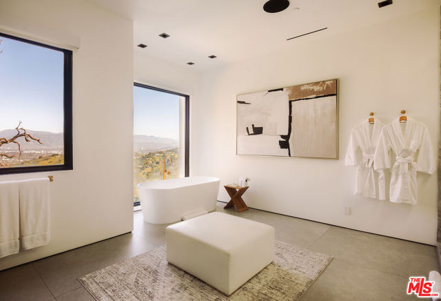 13331 Mulholland Drive, Beverly Hills CA: https://media.crmls.org/mediaz/2f46047d-4254-4035-852b-455f8aa6285b.jpg