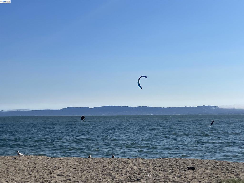 https://media.crmls.org/mediaz/2f46600e-09d5-4ef9-a179-da70bf46eda4.jpg?preset=X-Large