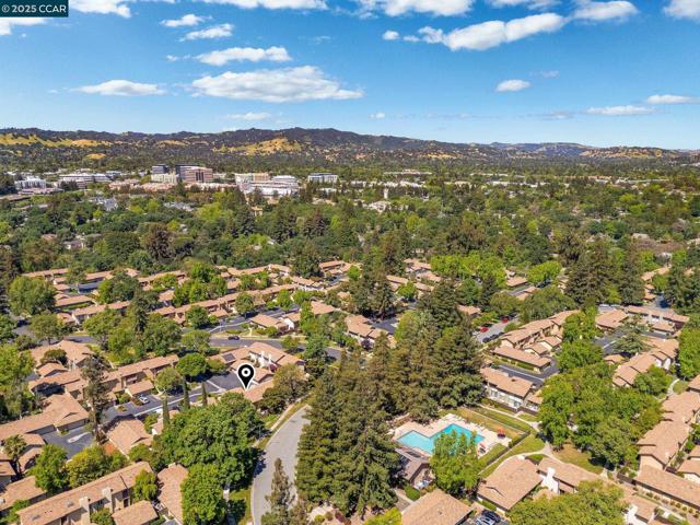 1618 Candelero Dr, Walnut Creek CA: https://media.crmls.org/mediaz/2f46bfd2-60a8-476a-b7f1-a61b7fc8c78b.jpg