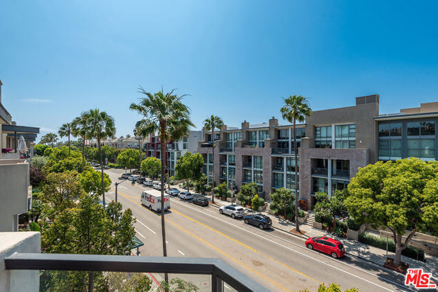 13044 Pacific, Playa Vista CA: https://media.crmls.org/mediaz/2f478bd6-c746-4e1d-8bbd-9e288f433649.jpg