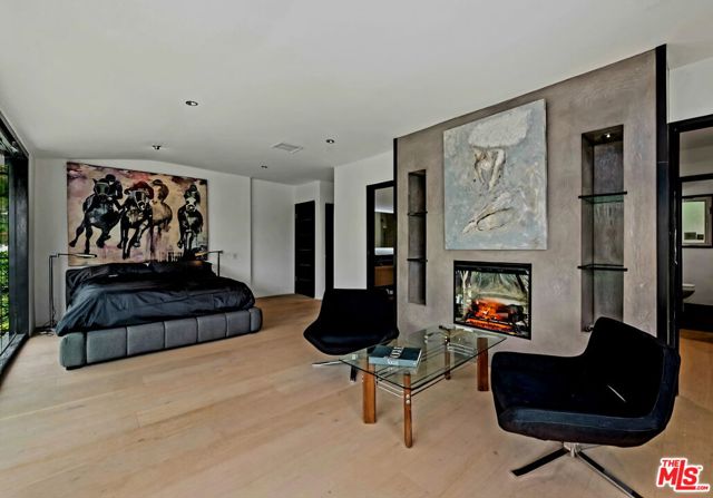 1782 Viewmont Drive, Los Angeles CA: https://media.crmls.org/mediaz/2f478c9e-e613-49a9-bc29-ea79db55a264.jpg