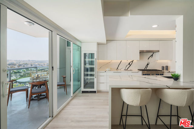 13600 Marina Pointe Drive, Marina del Rey CA: https://media.crmls.org/mediaz/2f4a0d37-ee65-4c20-b4c3-8da21b34309a.jpg