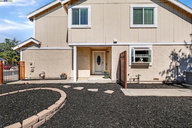 5487 Treeflower Dr, Livermore CA: https://media.crmls.org/mediaz/2f4a215c-f286-4fa9-94fa-9d44cc6324f1.jpg
