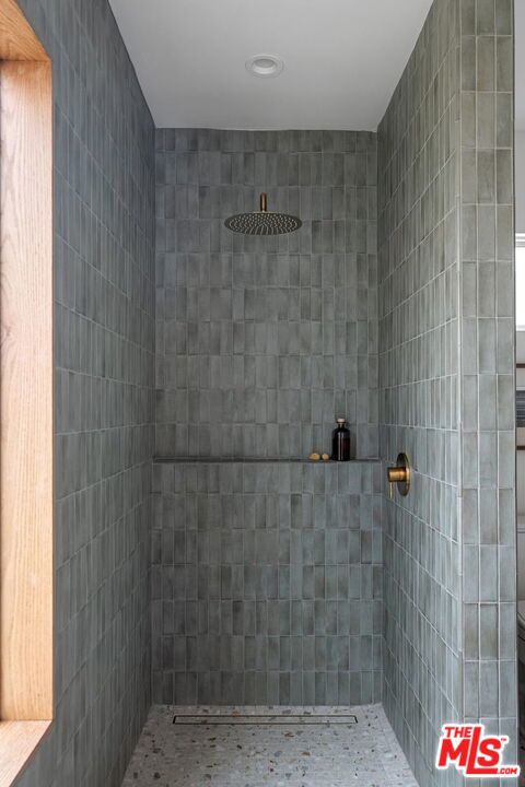 5215 Parkglen Avenue, Los Angeles CA: https://media.crmls.org/mediaz/2f4b0b5a-f4d5-42bb-b8c1-3c8752136eee.jpg