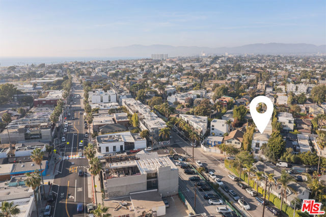 509 Santa Clara Avenue, Venice CA: https://media.crmls.org/mediaz/2f4b1eb3-13c6-457a-9958-94d1bacfc64a.jpg