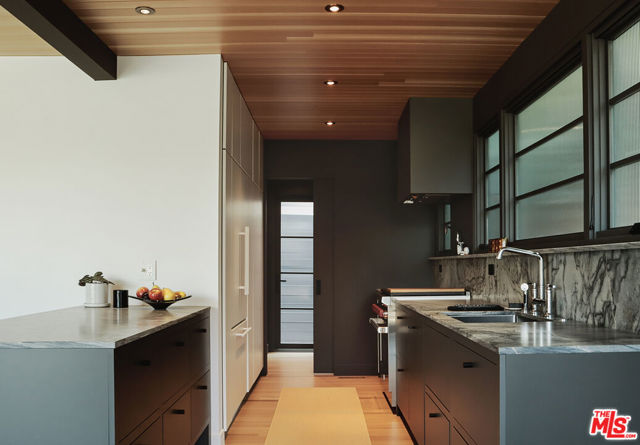 4934 La Roda Avenue, Los Angeles CA: https://media.crmls.org/mediaz/2f4c1c52-4595-4cba-b7bf-3cb5a62a6434.jpg