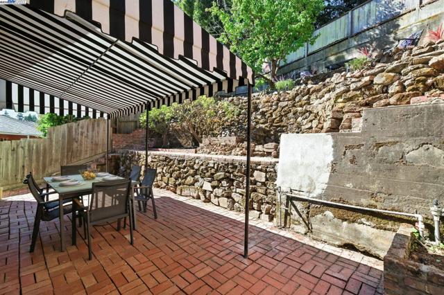 3357 Jordan Rd, Oakland CA: https://media.crmls.org/mediaz/2f4cdffe-2ebd-456d-8524-c2f9562271a3.jpg