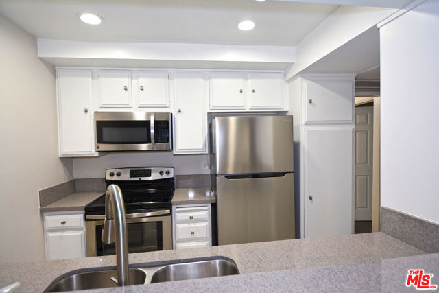 750 N Kings Road, West Hollywood CA: https://media.crmls.org/mediaz/2f4cf8c3-a24d-4f74-937b-62491047dcf5.jpg