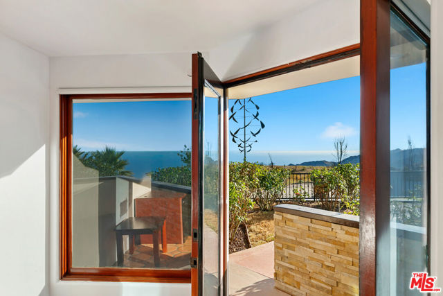 23010 Saddle Peak Road, Topanga CA: https://media.crmls.org/mediaz/2f4e9228-91ce-4a6d-9ebd-e9534cb5bad0.jpg
