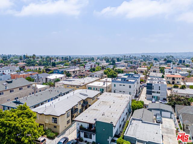 4546 W 17th Street, Los Angeles CA: https://media.crmls.org/mediaz/2f4efc4e-ed96-40e2-b26f-927cfc9538fc.jpg