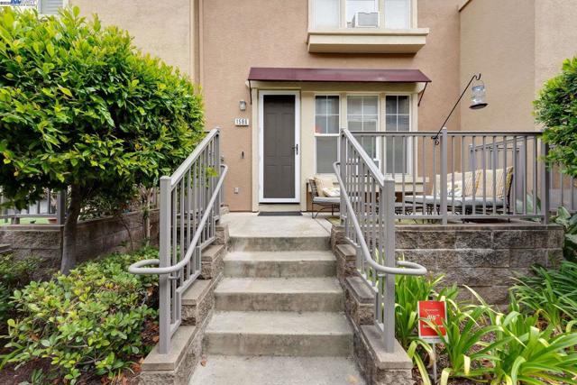 1586 Tucker St, Oakland CA: https://media.crmls.org/mediaz/2f4f38a3-cb51-4bb7-9c48-e5bef4d635b0.jpg