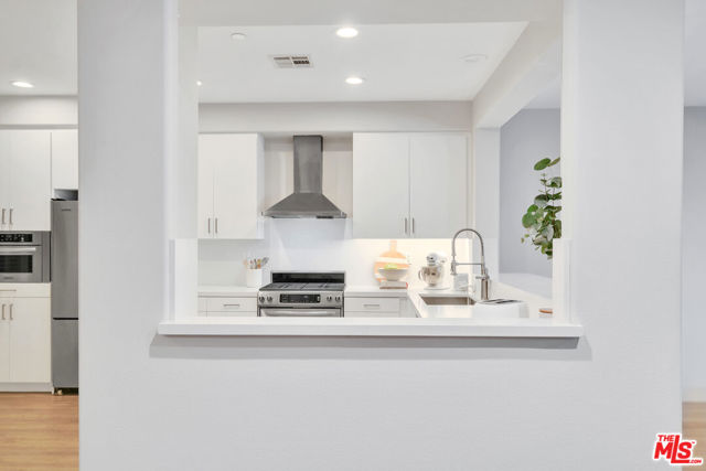 7100 Playa Vista Drive, Playa Vista CA: https://media.crmls.org/mediaz/2f4fc943-bca1-4f84-a93a-27009ea5cca3.jpg