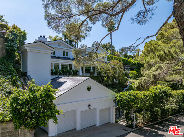 365 Norcroft Avenue, Los Angeles CA: https://media.crmls.org/mediaz/2f50b4aa-c4b9-4ec5-aec1-8c34f3b69e0a.jpg