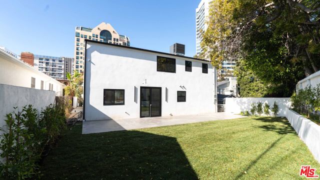 10520 Ashton Avenue, Los Angeles CA: https://media.crmls.org/mediaz/2f50d3f7-45fd-4966-9f55-efc3c0efacbd.jpg