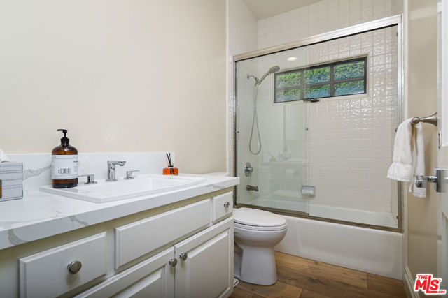 5449 S Rim Street, Thousand Oaks CA: https://media.crmls.org/mediaz/2f519d0f-f1e7-47d9-8596-9449615a913b.jpg