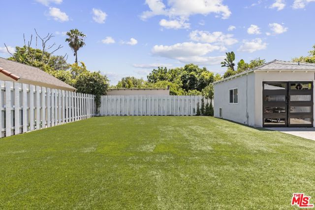 6526 San Vicente Boulevard, Los Angeles CA: https://media.crmls.org/mediaz/2f525a15-a40b-4e08-a6da-d95635760889.jpg