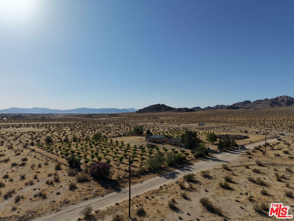 https://media.crmls.org/mediaz/2f53a40b-2b0b-42d6-9f11-f8a3fdbdb594.jpg?preset=X-Large