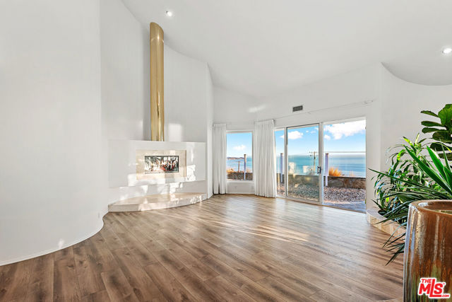 32215 Pacific Coast Highway, Malibu CA: https://media.crmls.org/mediaz/2f5418d7-488c-4243-adf1-58a400ea6d94.jpg