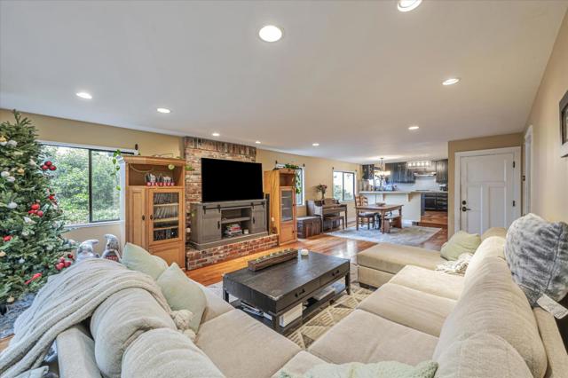 4 Harris Hill Drive, Novato CA: https://media.crmls.org/mediaz/2f546d39-695c-4ad7-ba0b-842b69cdc69b.jpg