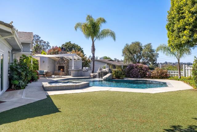16334 Woodson View Rd, Poway CA: https://media.crmls.org/mediaz/2f547236-a30e-496a-9132-6220b525d7d6.jpg