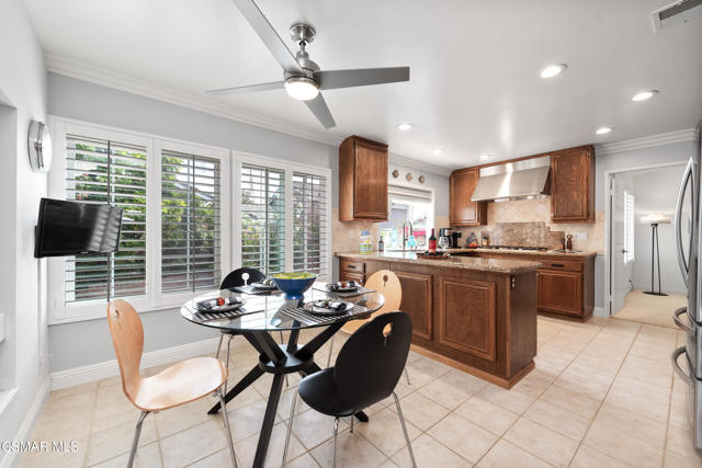11556 Coralberry Court, Moorpark CA: https://media.crmls.org/mediaz/2f5479b2-29af-4df7-9050-e7441e684ce2.jpg