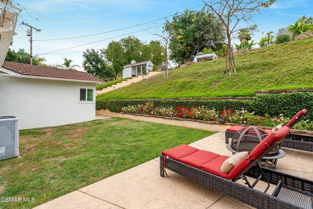 566 Rancho Road, Thousand Oaks CA: https://media.crmls.org/mediaz/2f550200-8257-4ec2-89ab-e4e7339e6b64.jpg