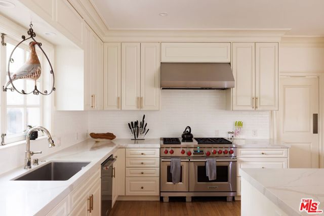 400 S Hudson Avenue, Los Angeles CA: https://media.crmls.org/mediaz/2f55cabb-1200-466e-bef2-6c8b6fd576c5.jpg