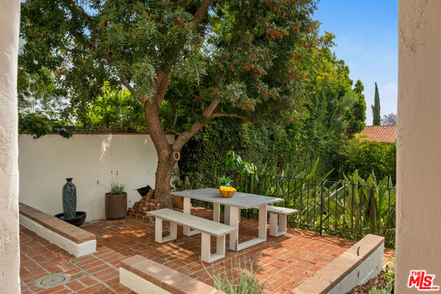 3716 Effingham Place, Los Angeles CA: https://media.crmls.org/mediaz/2f55e103-add5-418d-b817-ec6e4863f08a.jpg