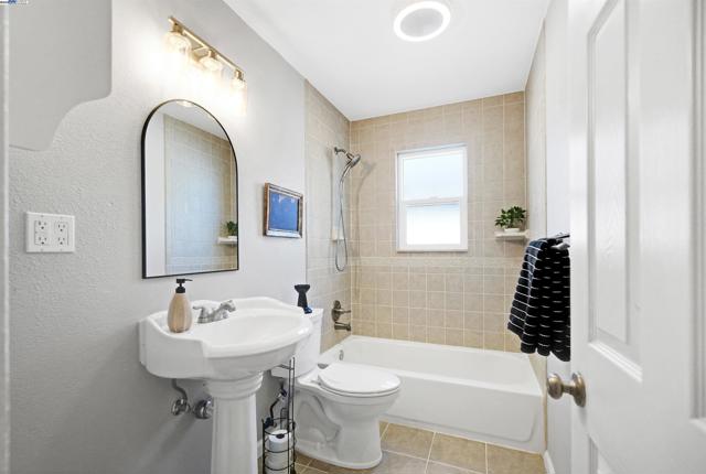 17303 Via Andeta, San Lorenzo CA: https://media.crmls.org/mediaz/2f56276d-24bd-4411-90c1-02c5cc0e9d1e.jpg