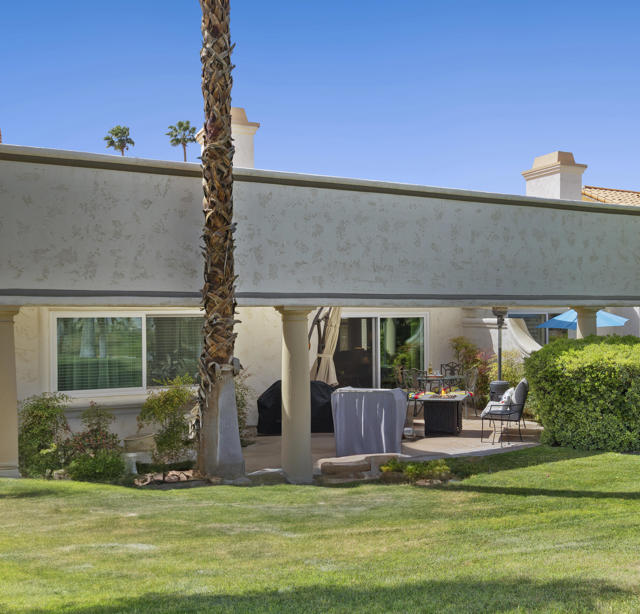 182 Desert Falls Circle, Palm Desert CA: https://media.crmls.org/mediaz/2f562b33-98d1-4d08-969a-056a779edc33.jpg