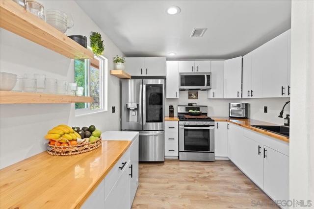 20403 Rancho Villa Rd, Ramona CA: https://media.crmls.org/mediaz/2f565845-f055-4826-9385-2ef8520aabd1.jpg