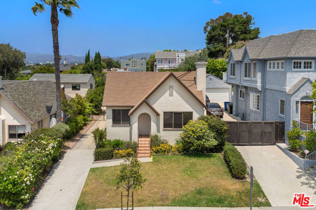 1119 Maple Street, Santa Monica CA: https://media.crmls.org/mediaz/2f56c026-ce14-42b5-bd1c-cdb9fb73618e.jpg