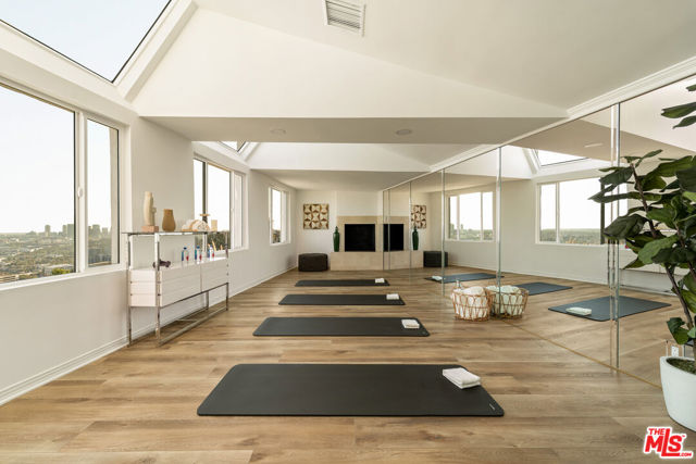 8527 Hedges Way, Los Angeles CA: https://media.crmls.org/mediaz/2f585b24-f3e3-45eb-aae4-c6ddfafa0bc6.jpg