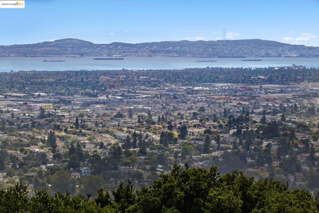 6019 Ridgemont Dr, Oakland CA: https://media.crmls.org/mediaz/2f59d1c6-da51-4daf-8e81-424789af9fb1.jpg