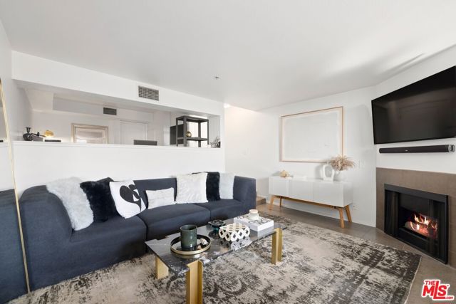 7320 Hawthorn Avenue, Los Angeles CA: https://media.crmls.org/mediaz/2f5b1d7f-6e24-434f-9ab2-f32bf2ba53cf.jpg